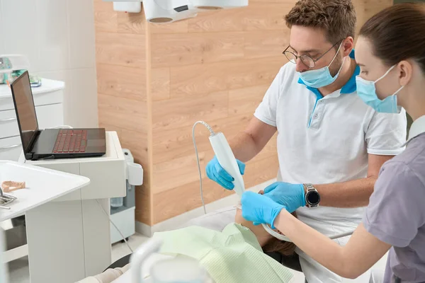 Dentista Focalizada Que Realiza Examen Cavidad Oral Del Paciente Asistida —  Fotos de Stock