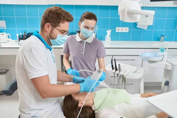 経験豊富な歯科医は 女性看護師が支援する口腔内スキャナで患者の口腔スキャン — ストック写真
