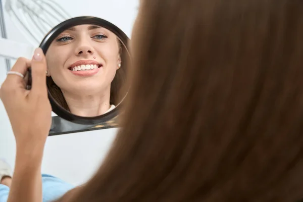 Paciente Joven Contenta Mirando Sonrisa Radiante Espejo Mano Después Del — Foto de Stock