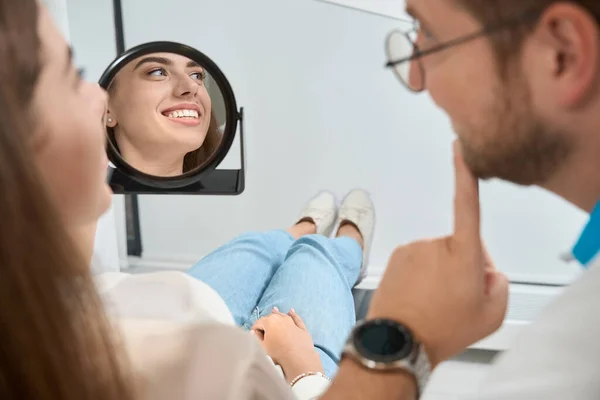 Feliz Joven Cliente Clínica Dental Sentado Silla Mirando Estomatólogo —  Fotos de Stock