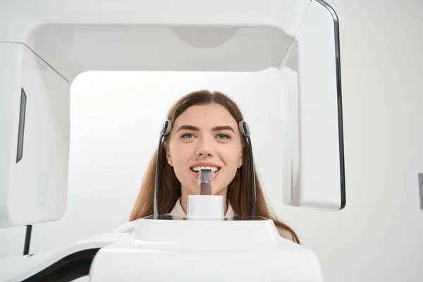 Porträtt Ung Kvinnlig Patient Kon Beam Datortomografi Tänder Och Käke — Stockfoto