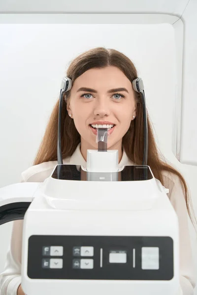 Female Patient Posing Camera Cone Beam Computed Tomography Lower Jaw — Stock Photo, Image