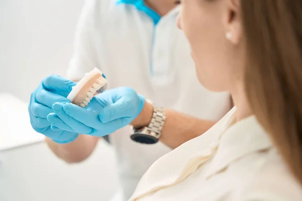 Foto Recortada Estomatologista Demonstrando Dentes Anteriores Superiores Saudáveis Modelo Maxilar — Fotografia de Stock