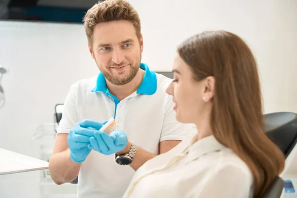 Erfahrener Dentalhygieniker Zeigt Jungen Frauen Gesunde Obere Vorderzähne Oberkiefermodell — Stockfoto