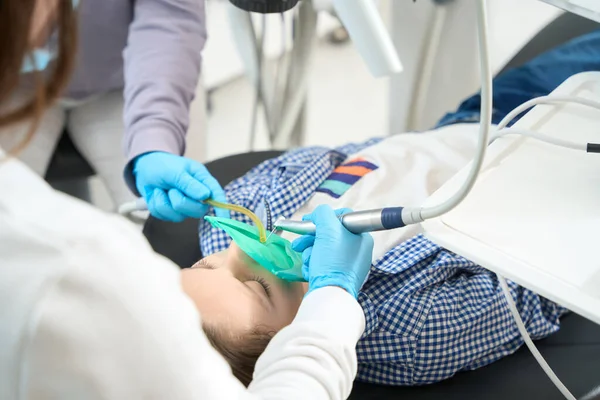 Doctor Con Asistente Consultorio Dental Está Tratando Diente Adolescente Que — Foto de Stock