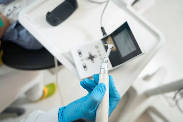 牙医在工作中使用薄钻清洁牙槽和其他特殊工具 — 图库照片