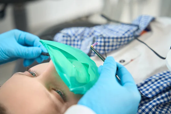 Valiente Niño Encuentra Una Silla Dentista Médico Tiene Una Aguja —  Fotos de Stock