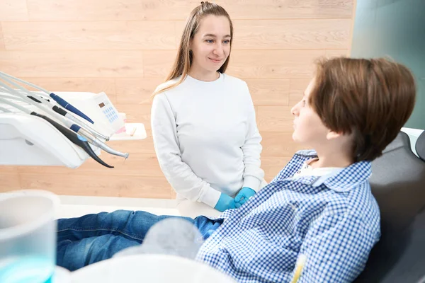 Zubařka Vede Přijetí Dospívajícího Chlapce Klidně Komunikuje Pacientem — Stock fotografie