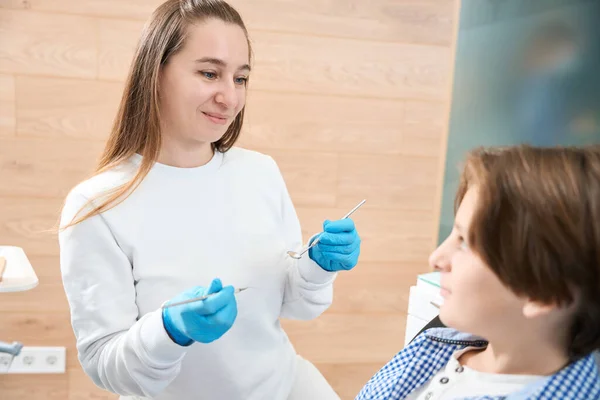 Chico Está Examen Consultorio Dental Médico Comunica Amablemente Con Paciente — Foto de Stock