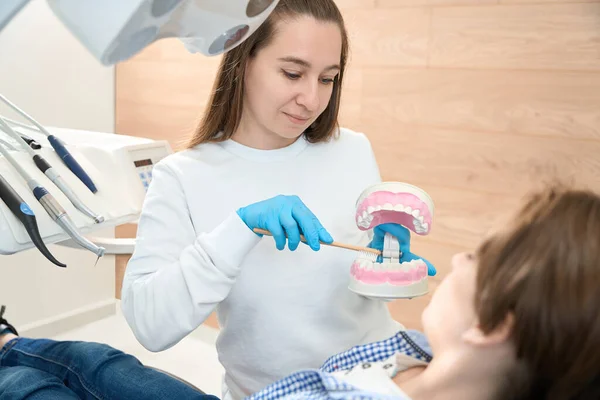 Niño Está Aprendiendo Higiene Bucal Dentista Utiliza Modelo Dentición Para — Foto de Stock