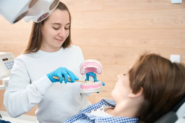 Chico Dentición Simulada Manos Dentista Higienista Ella Está Utilizando Para — Foto de Stock
