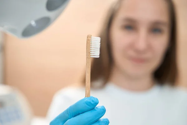 Mujer Dentista Consultorio Dental Sostiene Cepillo Dientes Sus Manos Ella —  Fotos de Stock