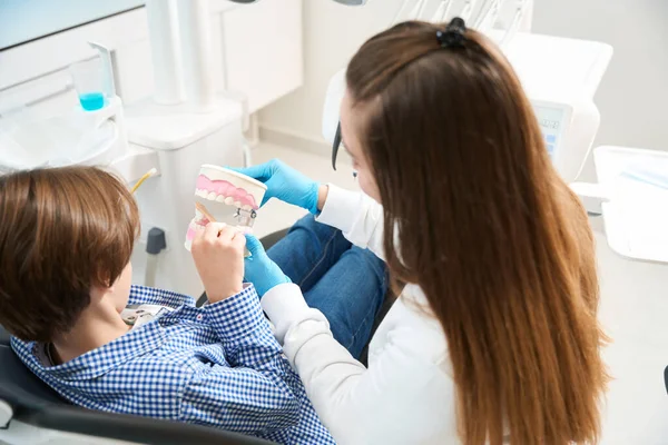 Niño Oficina Del Dentista Está Aprendiendo Métodos Cepillado Dientes Aparatos — Foto de Stock