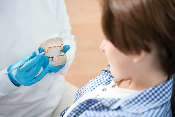 Higienista Dentário Ensina Métodos Adolescentes Escovação Dentes Aparelhos Médico Usa — Fotografia de Stock