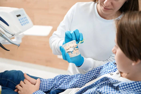 Higienista Dentária Feminina Ensina Métodos Infantis Escovação Dentes Aparelhos Médico — Fotografia de Stock