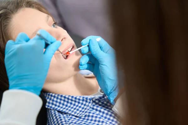 Dentista Faz Anestesia Aplicação Infantil Com Pasta Vermelha Especial Mulher — Fotografia de Stock