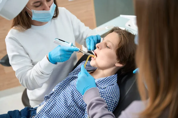 Mulher Dentista Local Trabalho Trata Dente Para Menino Ela Usa — Fotografia de Stock