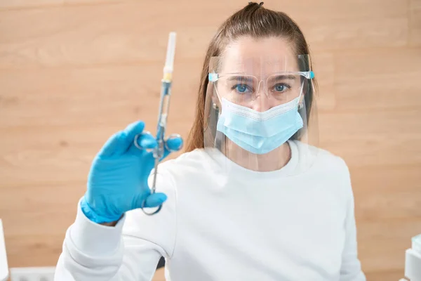 Mavi Gözlü Kadın Doktor Elinde Ilaç Olan Bir Şırınga Tutuyor — Stok fotoğraf