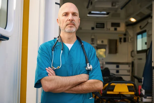 Sträng Läkare Blå Uniform Med Armarna Över Bröstet Medan Öppen — Stockfoto