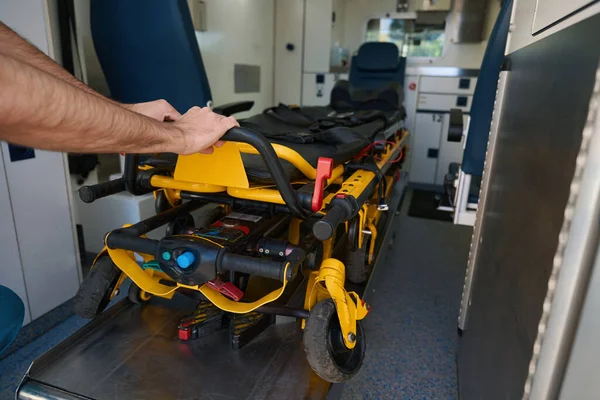Hombre Agarró Barandilla Camilla Automatizada Para Paciente Saca Del Transporte — Foto de Stock