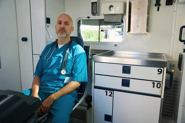 Müder Arzt Blauer Uniform Ruht Während Neben Ihm Schränke Mit — Stockfoto