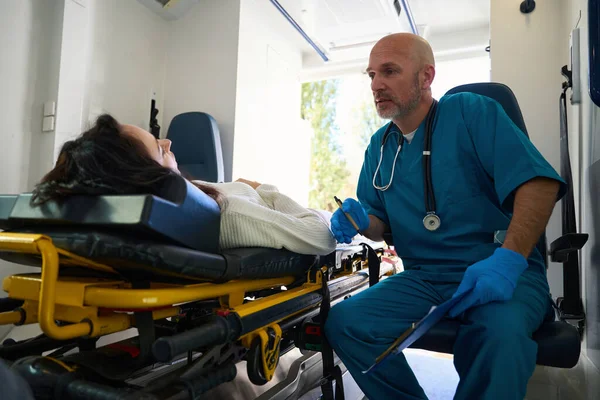 Médico Atento Está Coche Ambulancia Mientras Que Una Mujer Hospitalizada — Foto de Stock
