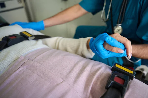 Patientin Liegt Mit Sicherheitsgurten Auf Dem Rücken Krankenwagen Während Der — Stockfoto