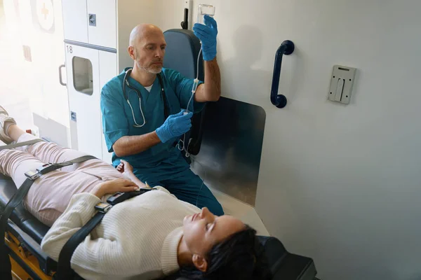 Médico Concentrado Preparándose Para Inyectar Paciente Mientras Ella Yace Inconsciente — Foto de Stock