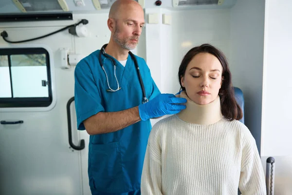Fokuserad Läkare Fixar Skadad Kvinnlig Patient Nacken Medan Hon Blundade — Stockfoto