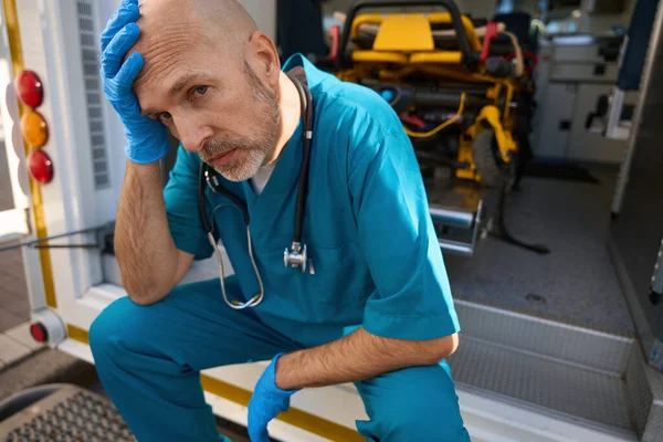 Müder Arzt Legt Während Der Arbeit Eine Pause Ein Während — Stockfoto