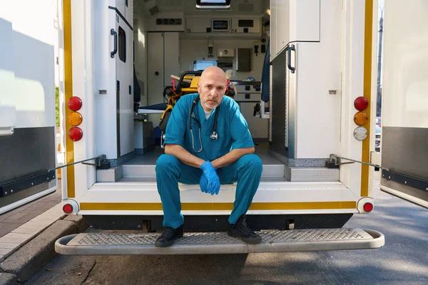 Doctor Cansado Tomó Descanso Mientras Trabajaba Mientras Los Guantes Estériles — Foto de Stock