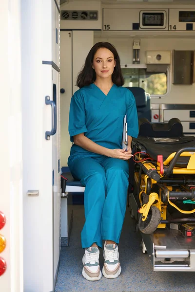 Tevreden Verpleegster Ging Zitten Stoel Naast Brancard Auto Voor Dringende — Stockfoto