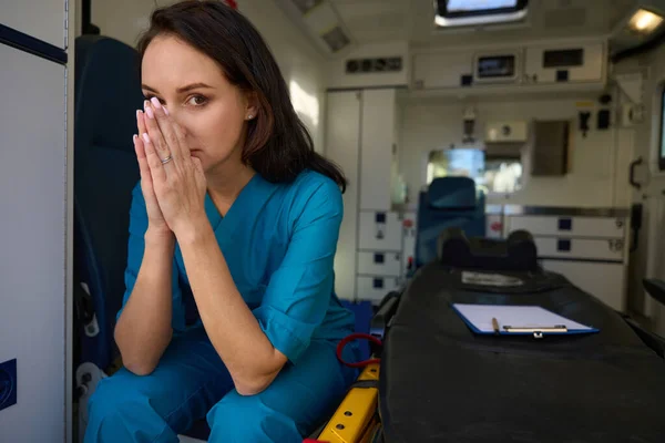 Enfermeira Triste Senta Assento Lado Uma Maca Carro Emergência Enquanto — Fotografia de Stock