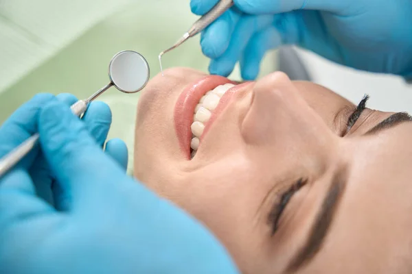 Dişçilerin Eli Nitrile Eldivenli Diş Kâşifi Ağız Aynasıyla Gülümseyen Kadının — Stok fotoğraf