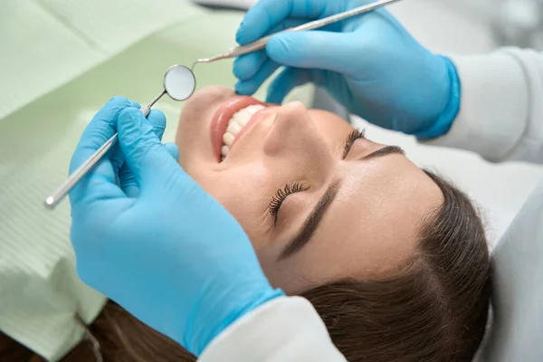 Estomatologista Mãos Luvas Nitrilo Segurando Sonda Dentária Espelho Bucal Sobre — Fotografia de Stock