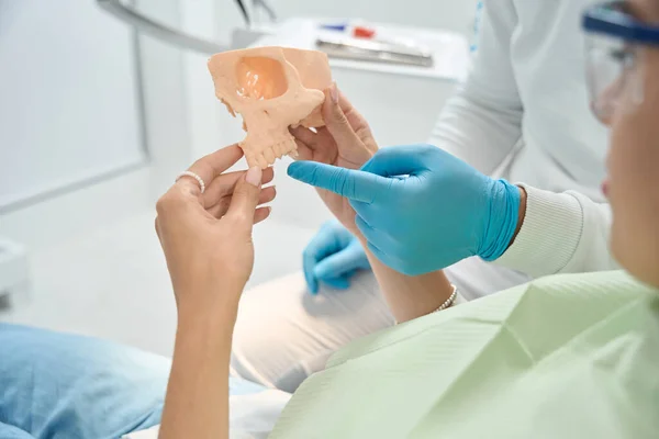 Ausgeschnittenes Foto Eines Zahnarztes Der Auf Kiefervorderzähne Zahnmodell Einer Patientin — Stockfoto