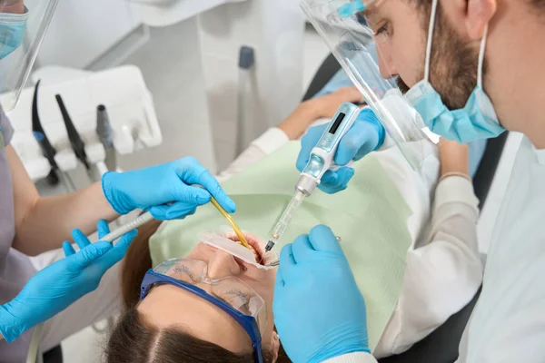 Experienced Dentist Numbing Female Patient Mouth Teeth Treatment Assisted Nurse — Stock Photo, Image