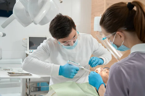 Médico Dentista Experiente Injetando Anestésico Local Paciente Assistido Por Enfermeira — Fotografia de Stock