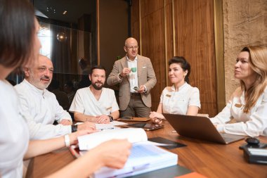 Rahat bir ofiste tedavi planının tartışılması, iletişim demokratik bir ortamda gerçekleşir