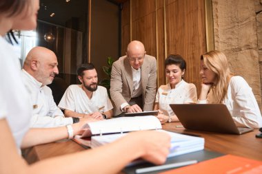 Modern ve rahat bir iç mekanda doktorların sempozyumu, iletişim dostane bir atmosferde gerçekleşiyor.