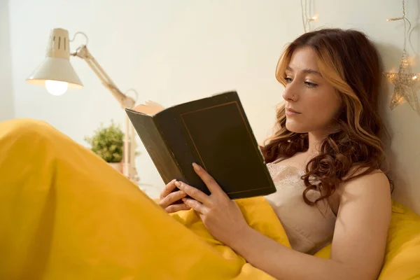 Lugn Fokuserad Ung Kvinna Absorberas Läsning Roman Sängen — Stockfoto
