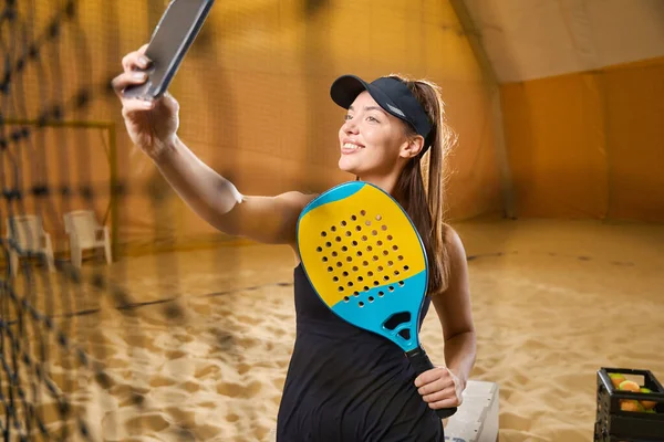 Happy Female Sports Uniform Using Gadget While Standing Beach Tennis — Fotografia de Stock