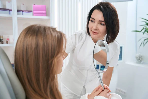 Young Woman Consultation Specialist Dermatologist Friendly Woman Doctor Examines Patient — Foto de Stock