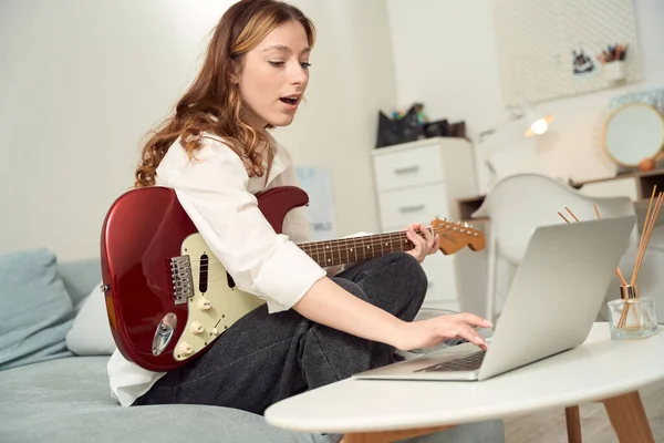 Young Woman Guitar Sitting Bed While Typing Laptop Keyboard — Fotografia de Stock
