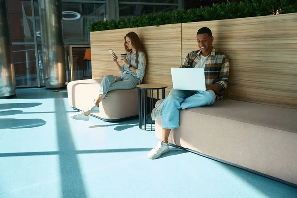 Man Woman Sitting Sofa Working Office Lobby — Stockfoto