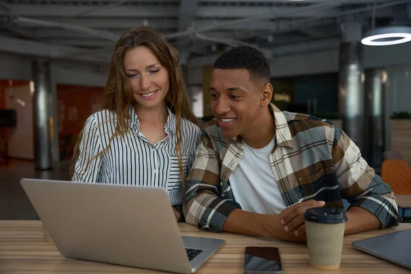 Smiling Man Woman Looking Laptop Screen Lobby Office — Stock Photo, Image