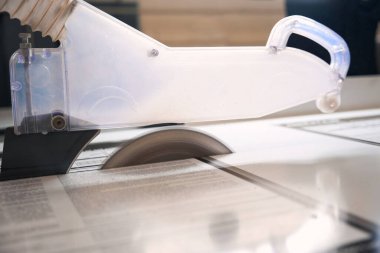 Cutting machine, round blade and vacuum cleaner for collecting sawdust in the workshop