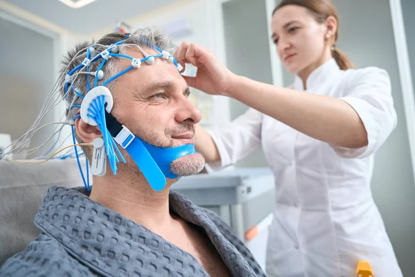 Patient Undergoes Check Modern Clinic Doctor Performs Diagnostic Procedure Eeg — Stockfoto