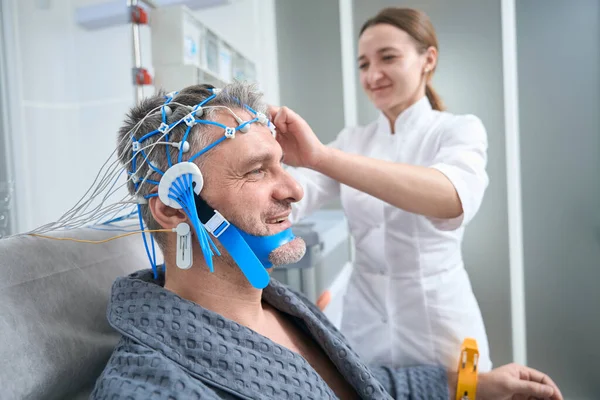 Doctor Attaches Sensors Patient Head She Conducts Diagnostic Procedure Eeg — Stockfoto