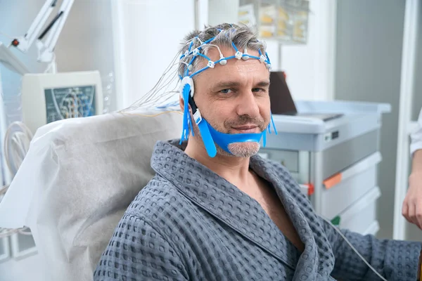 Man Undergoes Eeg Examination Electroencephalography Medical Clinic Modern Equipment — Stockfoto